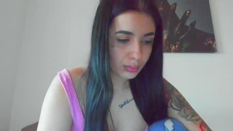 Snapshot of lara_squirtx chatting on 01-25-25, 02:14 Lara online show from 01-25-25, 02:14