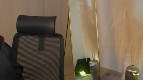 Lara Beker online show from 12-22-25, 05:32