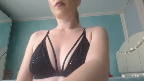 Snapshot of laralanee chatting on 06-15-26, 07:27 LaraLane online show from 06-15-26, 07:27
