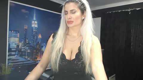 Snapshot of laras_moans chatting on 01-01-25, 08:24 laras_moans online show from 01-01-25, 08:24