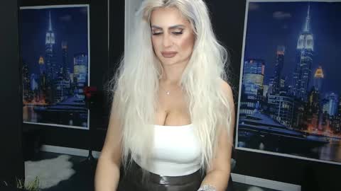 Snapshot of laras_moans chatting on 03-12-25, 08:51 laras_moans online show from 03-12-25, 08:51