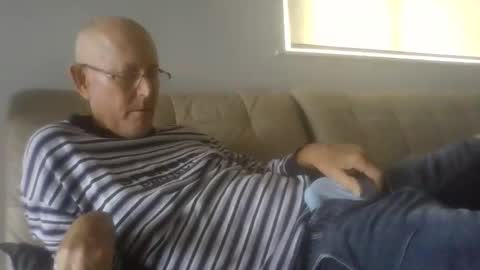 Snapshot of largerthan chatting on 06-11-26, 03:15 largerthan- say hi on entry online show from 06-11-26, 03:15
