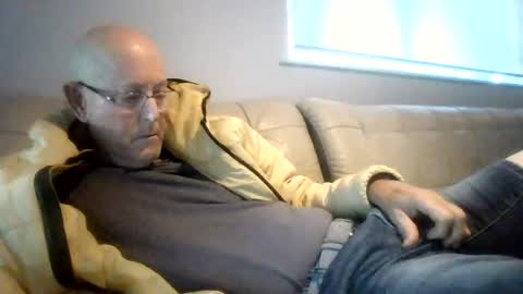 Snapshot of largerthan chatting on 07-06-26, 06:32 largerthan- say hi on entry online show from 07-06-26, 06:32