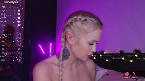 Snapshot of larine_morgan chatting on 12-30-24, 02:40 LarineGMT7 UTC6 online show from 12-30-24, 02:40