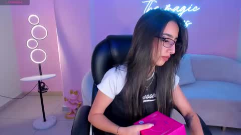 Larisa Smirnov online show from 11-18-25, 03:23