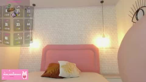 Snapshot of larsonmia chatting on 06-18-26, 12:31 MIA online show from 06-18-26, 12:31