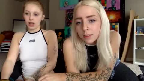 Snapshot of latenightkash chatting on 02-23-26, 08:39 Roxy blue online show from 02-23-26, 08:39