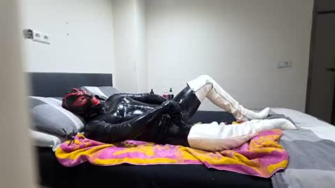 Snapshot of latexboy1986 chatting on 06-20-26, 01:47 latex boy 38 online show from 06-20-26, 01:47
