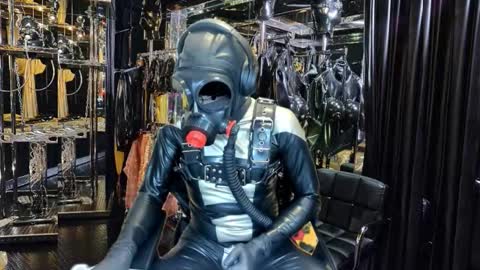 latexlover202 online show from 02-11-26, 12:04