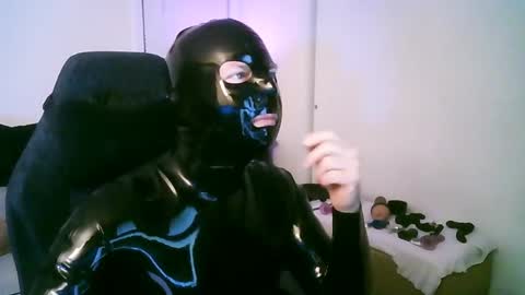 Snapshot of latexminheadroom chatting on 04-19-26, 01:05 latexminheadroom online show from 04-19-26, 01:05