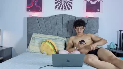 Snapshot of latinguyxl chatting on 03-07-26, 03:36 Logan online show from 03-07-26, 03:36