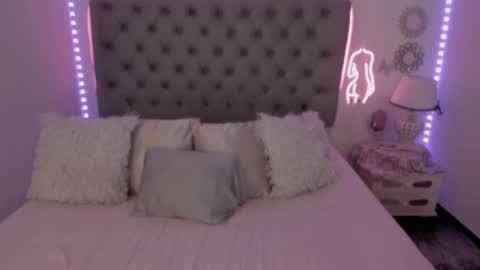 Snapshot of lau_123x chatting on 02-25-25, 02:47 Laura online show from 02-25-25, 02:47