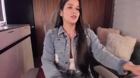 Snapshot of laura__cruz chatting on 06-20-26, 05:10 laura cruz online show from 06-20-26, 05:10