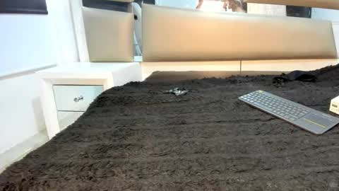 laura__js_ online show from 12-01-25, 04:23