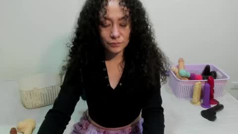Snapshot of laura_anal_ chatting on 06-11-26, 12:32 Wen online show from 06-11-26, 12:32