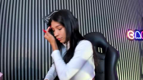 Laura online show from 02-07-25, 01:01