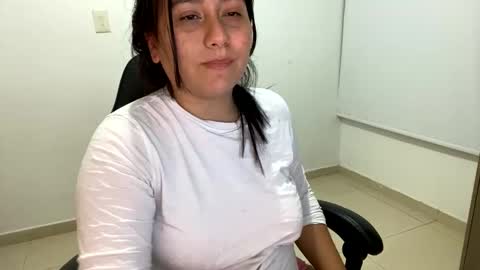 Snapshot of laura_d23 chatting on 10-21-25, 11:05 laura online show from 10-21-25, 11:05