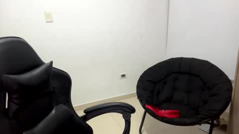 Snapshot of laura_d23 chatting on 12-02-25, 01:00 laura online show from 12-02-25, 01:00