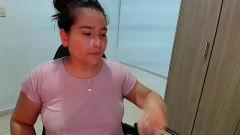 Snapshot of laura_d23 chatting on 12-19-25, 12:28 laura online show from 12-19-25, 12:28