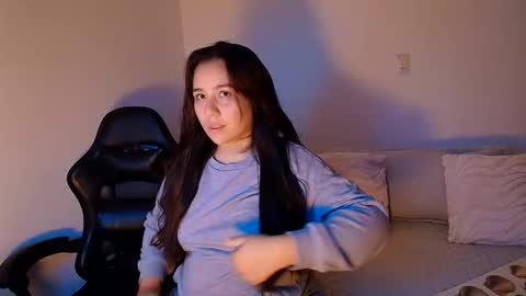 Snapshot of laura_d23 chatting on 01-07-26, 01:19 laura online show from 01-07-26, 01:19