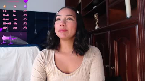 lLAURA online show from 12-12-24, 01:32