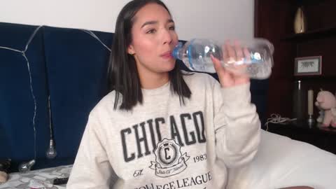 lLAURA online show from 01-25-25, 01:43