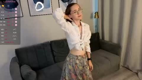 Snapshot of lauracollins__ chatting on 06-18-26, 01:04 May online show from 06-18-26, 01:04