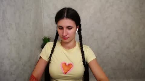 Snapshot of lauradre_ chatting on 06-24-26, 11:53 Laura online show from 06-24-26, 11:53