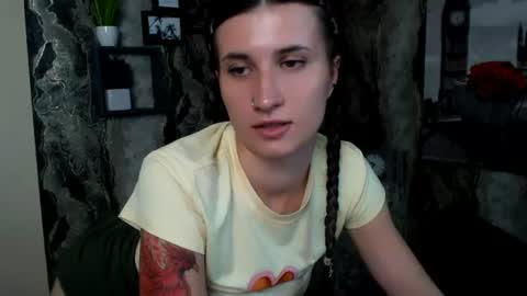 Snapshot of lauradre_ chatting on 06-26-26, 05:56 Laura online show from 06-26-26, 05:56