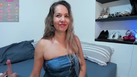 Snapshot of laurafarrely chatting on 05-20-26, 07:09 Laura online show from 05-20-26, 07:09
