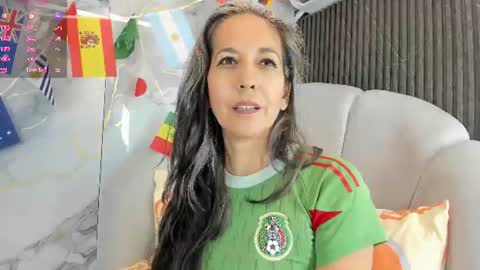 Snapshot of laurafarrely chatting on 06-25-26, 01:05 Laura online show from 06-25-26, 01:05