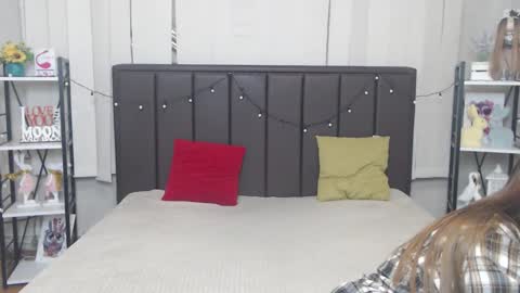 Snapshot of laurahlot chatting on 10-19-25, 05:52 LauraHlot online show from 10-19-25, 05:52