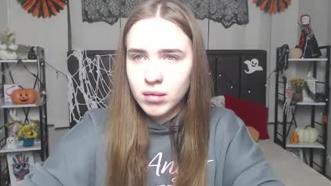 LauraHlot online show from 10-29-25, 07:04