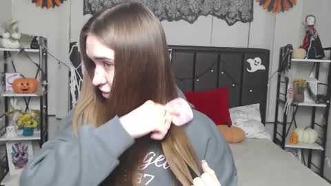 LauraHlot online show from 11-15-25, 07:10