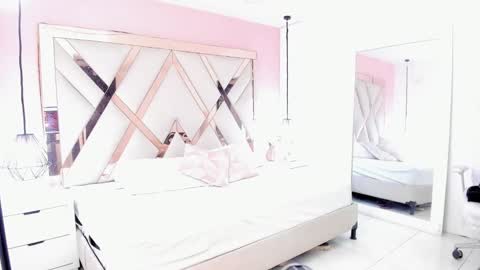 Snapshot of lauraklark chatting on 11-27-25, 08:00 laura online show from 11-27-25, 08:00