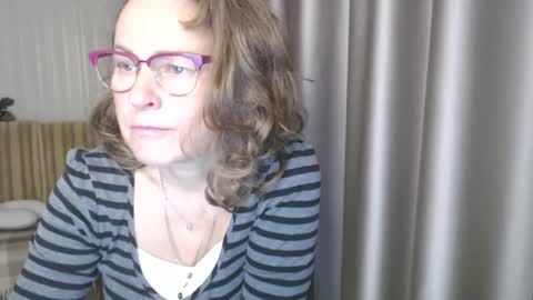 Snapshot of lauraoven1 chatting on 12-18-24, 07:15 Lauraoven1 online show from 12-18-24, 07:15