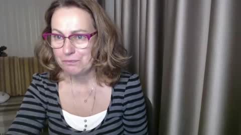 Snapshot of lauraoven1 chatting on 12-18-24, 02:06 Lauraoven1 online show from 12-18-24, 02:06