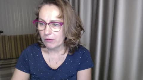 Snapshot of lauraoven1 chatting on 12-21-24, 06:23 Lauraoven1 online show from 12-21-24, 06:23