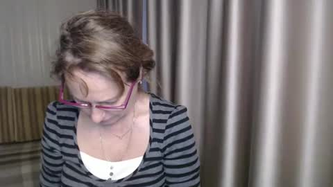 Snapshot of lauraoven1 chatting on 12-23-24, 11:25 Lauraoven1 online show from 12-23-24, 11:25