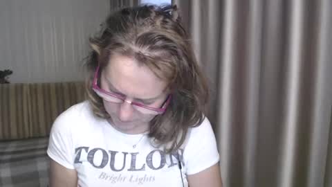 Snapshot of lauraoven1 chatting on 12-27-24, 08:24 Lauraoven1 online show from 12-27-24, 08:24