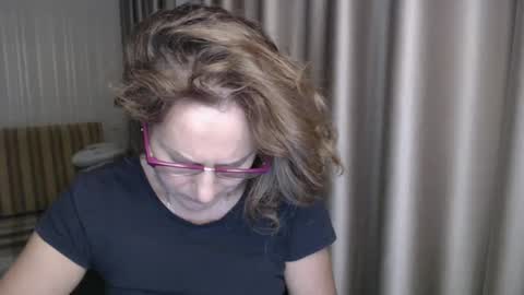 Snapshot of lauraoven1 chatting on 12-30-24, 07:11 Lauraoven1 online show from 12-30-24, 07:11