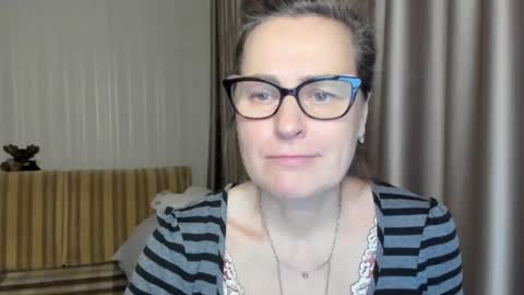 Snapshot of lauraoven1 chatting on 02-18-25, 04:37 Lauraoven1 online show from 02-18-25, 04:37