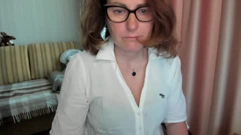 Snapshot of lauraoven1 chatting on 05-19-26, 12:33 Lauraoven1 online show from 05-19-26, 12:33