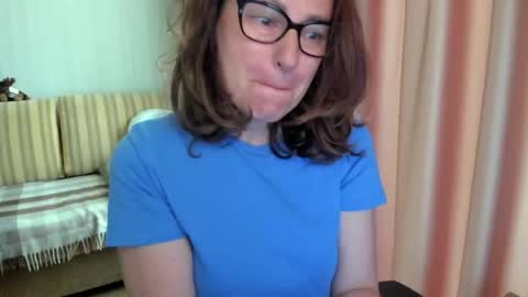 Snapshot of lauraoven1 chatting on 05-20-26, 06:52 Lauraoven1 online show from 05-20-26, 06:52