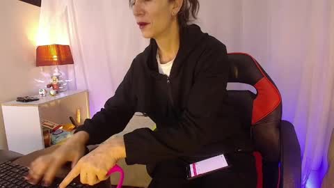 Snapshot of laurasofia45 chatting on 05-04-26, 05:36 Laura Sofia online show from 05-04-26, 05:36