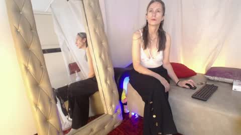Snapshot of laurasofia45 chatting on 06-17-26, 04:15 Laura Sofia online show from 06-17-26, 04:15