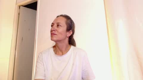 Snapshot of laurasofia45 chatting on 07-16-26, 04:46 Laura Sofia online show from 07-16-26, 04:46