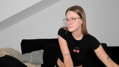 Snapshot of laurasommer chatting on 05-19-26, 02:12 Laura Lara Sommer online show from 05-19-26, 02:12