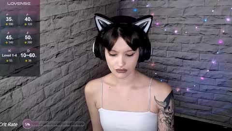 Snapshot of lauren_raquel chatting on 12-19-24, 07:18 Eva online show from 12-19-24, 07:18