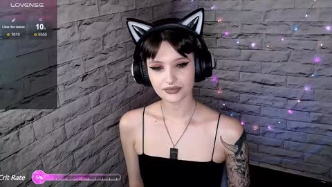 Snapshot of lauren_raquel chatting on 01-11-25, 04:14 Eva online show from 01-11-25, 04:14